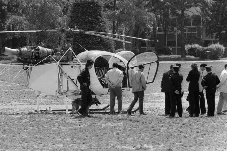 Policías buscando huellas en el helicóptero. $!Policías buscando huellas en el helicóptero.