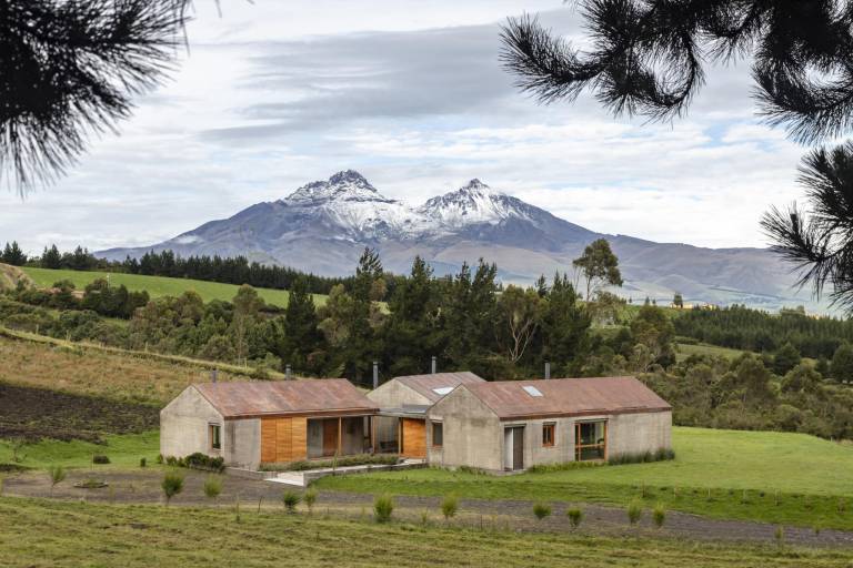 Se aprecian las tres naves que componen la casa. Sus muros fueron elaborados con la misma tierra que se sacó de la excavación para la cimentación. $!Se aprecian las tres naves que componen la casa. Sus muros fueron elaborados con la misma tierra que se sacó de la excavación para la cimentación.