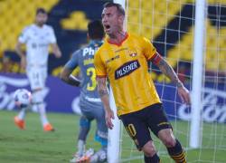 Damián Rodrigo Díaz, volante del Barcelona, celebra luego de anotar un gol contra Santos durante un partido del grupo C por la Copa Libertadores