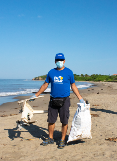 El reciclaje de plástico y de otros residuos en las playas contribuye con la conservación de los océanos.