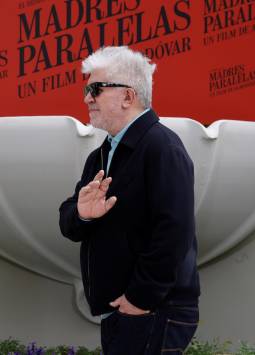 El director de cine Pedro Almodóvar durante la presentación de 'Madres paralelas' en el Hotel Ritz de Madrid este lunes.