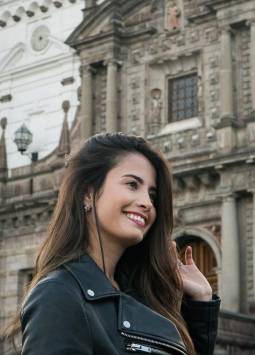 Cinthia Valencia en la iglesia de San Francisco en Quito.