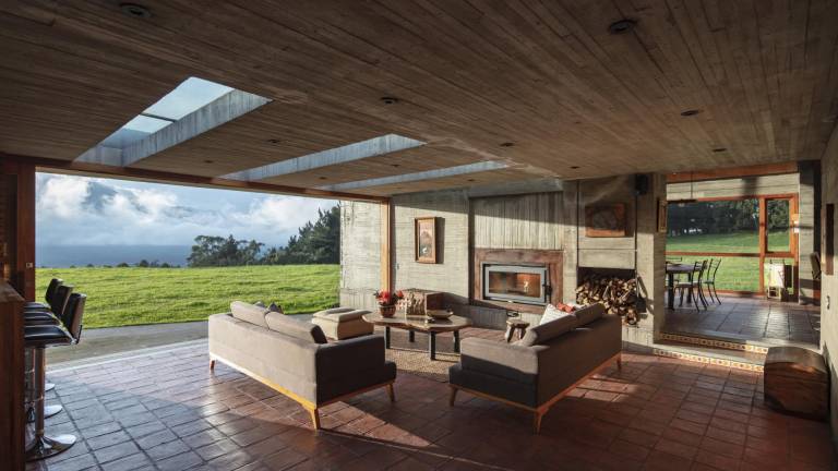 Acogedora sala de estilo contemporáneo, donde se vive la integración de los espacios interiores con los exteriores.
