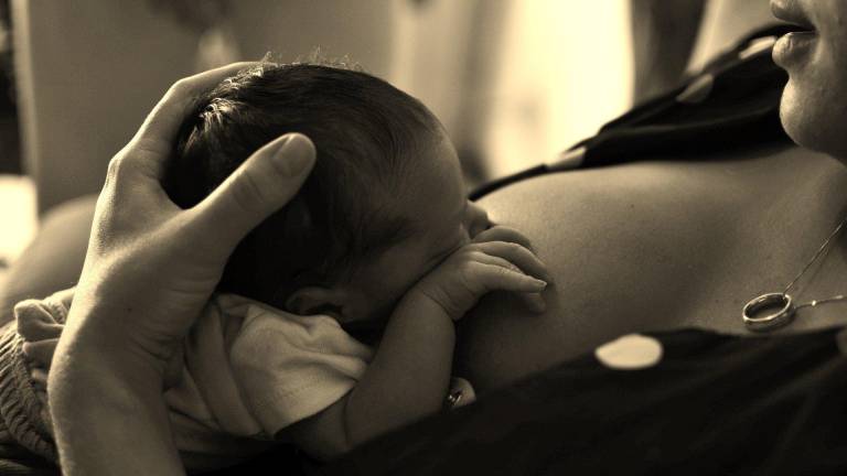 Una ley francesa busca proteger a las madres para que puedan dar de lactar en público sin sentirse acosadas