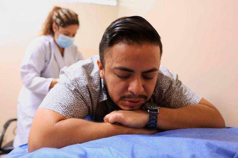 $!Emilio Villafuerte acude cada 3 meses a un centro de salud privado para que le administren la hormona Nébido. Su tratamiento lo supervisa un endocrinólogo. (Fotografía: José Villacreses)