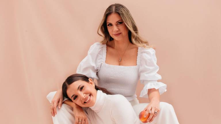 Las hermanas Mariuxi y Gaby Viteri posaron para la portada de revista Hogar, la cual llega renovada y con nueva imagen. Foto: Antonella García / Producción: Karla Paredes.